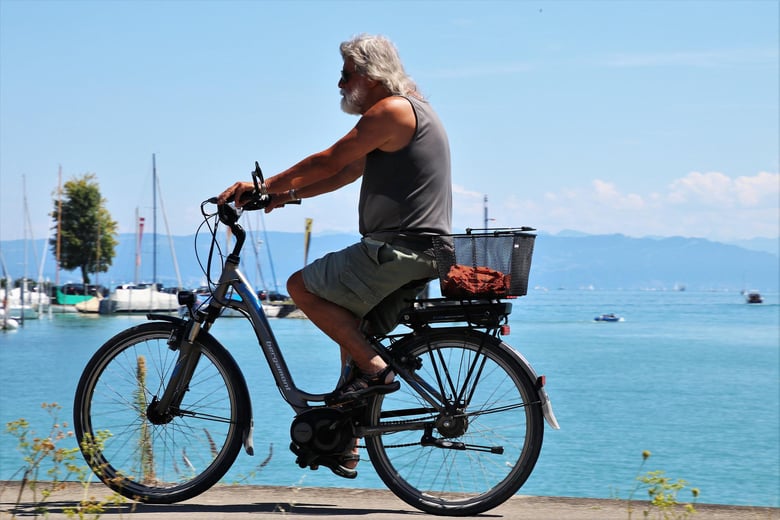 personne âgée en vélo électrique  